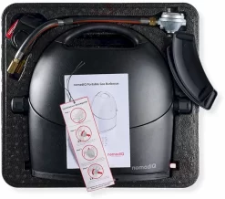 NomadiQ Draagbare Gasbarbecue - Zwart -Buiten koken Winkel 1900 1900 c2vydmljzt1pbwfnzxmmc3jjpwh0dhbzjtnbjtjgjtjgd3d3lm5vbwfkaxfiyneuy29tjtjgd3aty29udgvudcuyrnvwbg9hzhmlmkyymdiwjtjgmdclmkzub21hzglrlwjics1ib3gtb3blbi0xlmpwzyzjywn