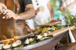 OFYR Island Corten 85 Teak Wood -Buiten koken Winkel 800 1200 ofyr locatie shoot2295