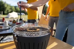 LotusGrill XL Hybrid Houtskoolbarbecue - Rood -Buiten koken Winkel lotusgrill in gebruik hamburger 3